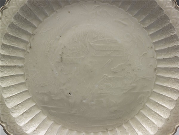 定窯 白瓷印花力士獻寶百褶盤