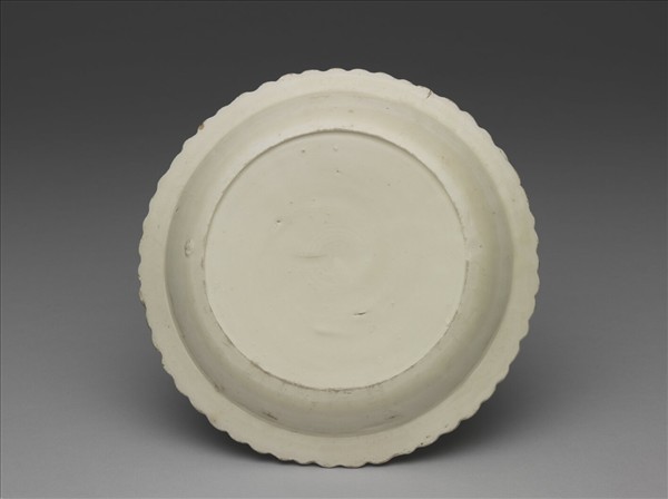 定窯 白瓷印花力士獻寶百褶盤