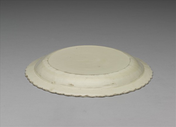 定窯 白瓷印花力士獻寶百褶盤