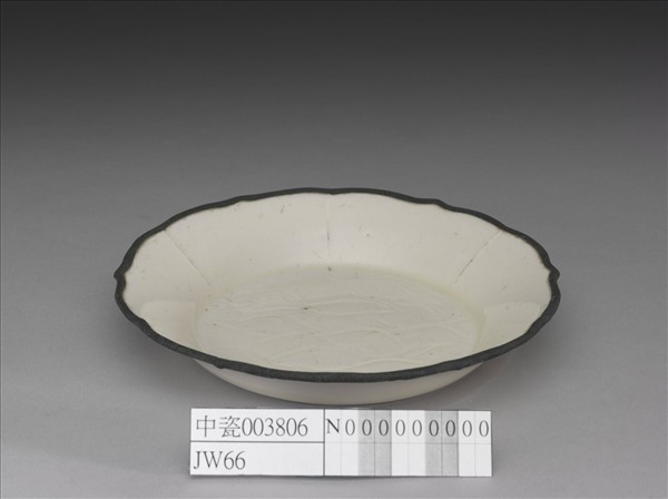 定窯 白瓷劃花水波雙魚紋碟