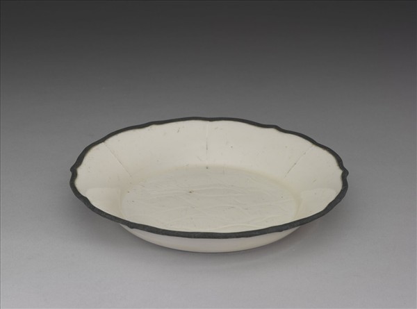 定窯 白瓷劃花水波雙魚紋碟