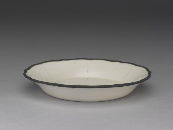 定窯白瓷劃花水波雙魚紋碟- 故宮