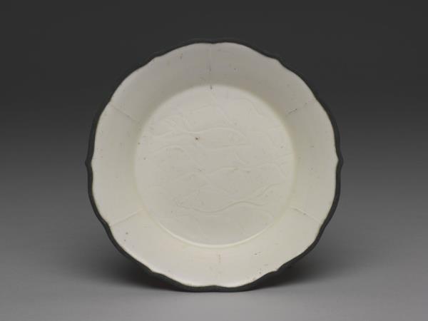 定窯白瓷劃花水波雙魚紋碟- 故宮