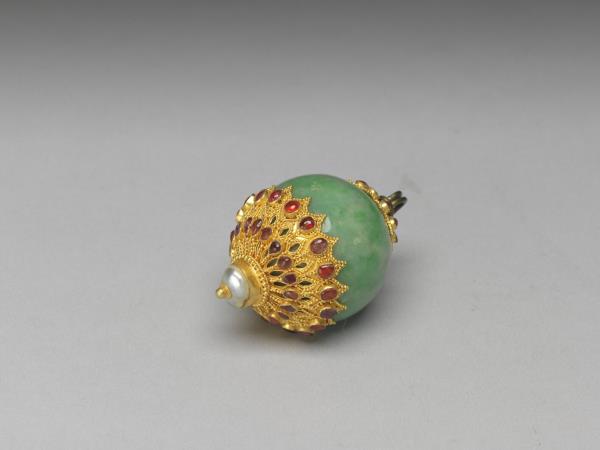 玉鑲金嵌寶石鈕