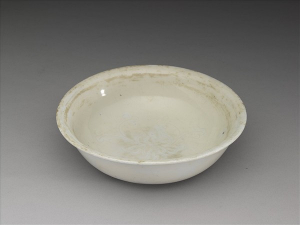 白瓷劃花番蓮紋洗