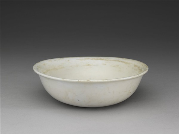 白瓷劃花番蓮紋洗