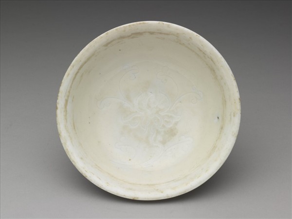 白瓷劃花番蓮紋洗