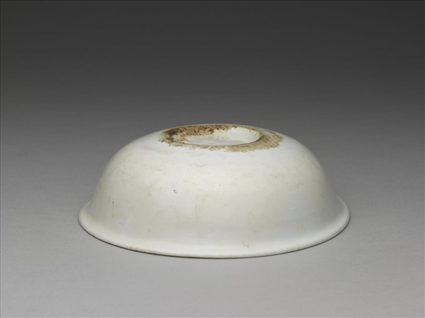 白瓷劃花番蓮紋洗