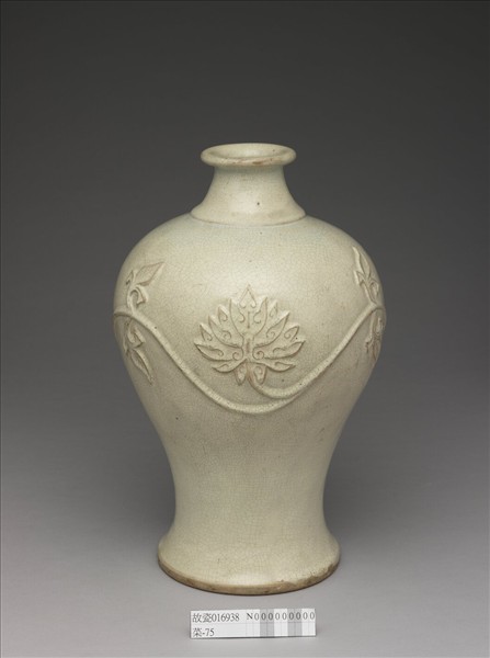 廣窯 月白釉番蓮紋梅瓶