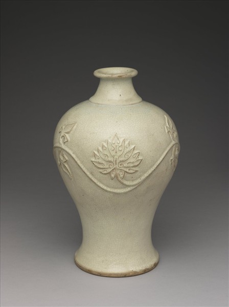 廣窯 月白釉番蓮紋梅瓶