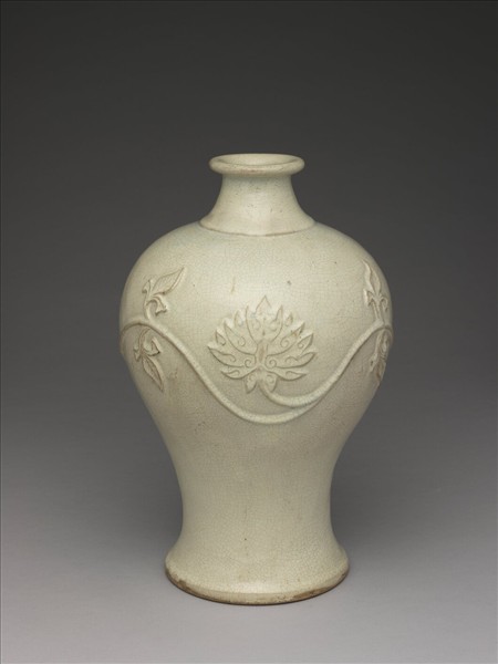 廣窯 月白釉番蓮紋梅瓶