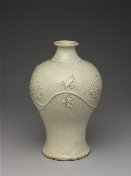 廣窯 月白釉番蓮紋梅瓶