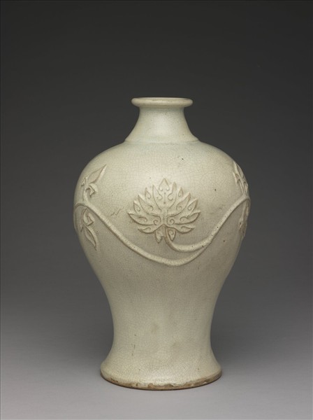 廣窯 月白釉番蓮紋梅瓶