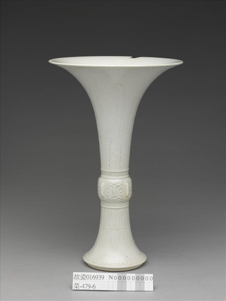 甜白釉蕉葉紋觚