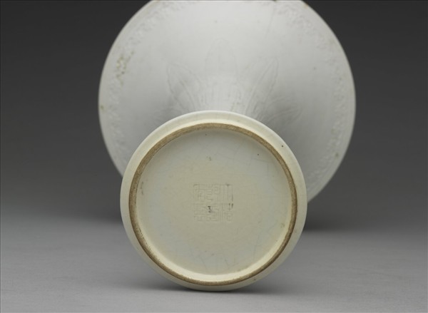 甜白釉蕉葉紋觚