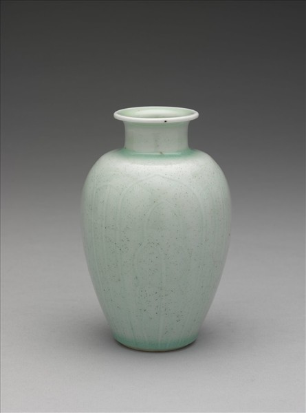 冬青釉劃花蓮瓣紋瓶