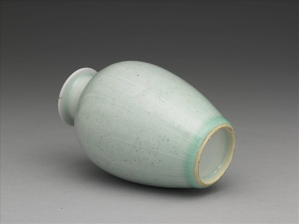 冬青釉劃花蓮瓣紋瓶