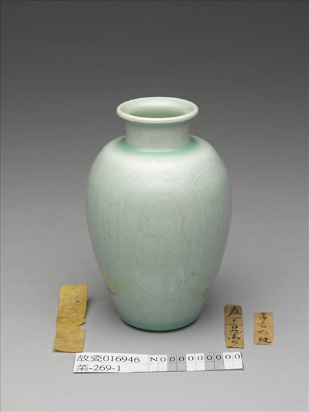 冬青釉劃花蓮瓣紋瓶