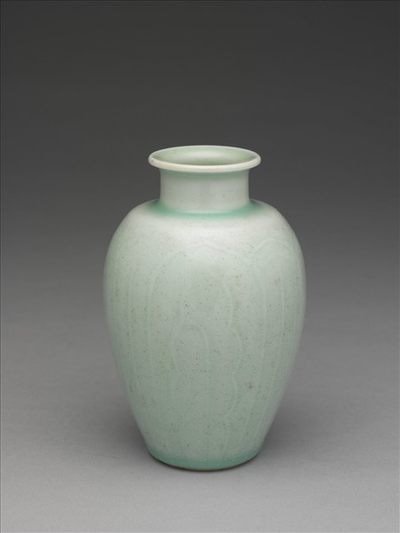 冬青釉劃花蓮瓣紋瓶