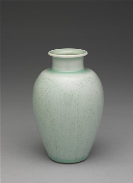 冬青釉劃花蓮瓣紋瓶