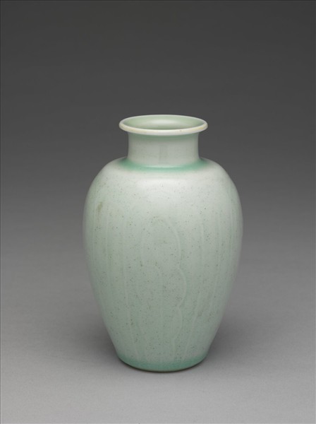 冬青釉劃花蓮瓣紋瓶