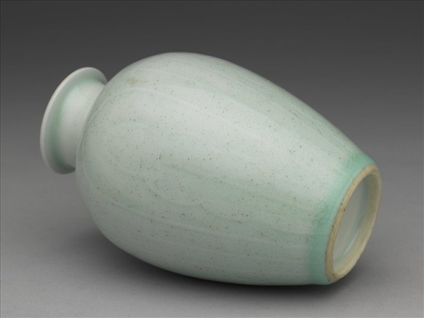 冬青釉劃花蓮瓣紋瓶