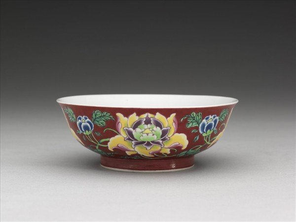 琺瑯彩紅地牡丹淺碗