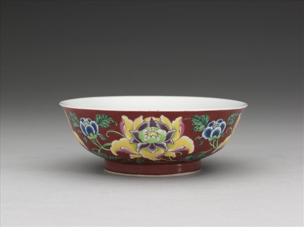 琺瑯彩紅地牡丹淺碗