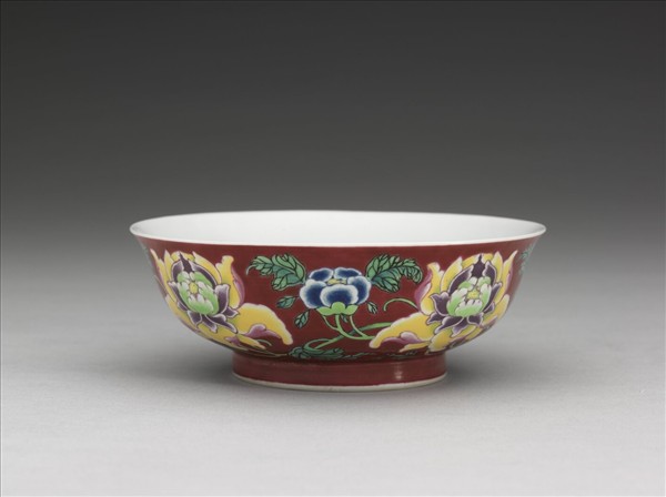 琺瑯彩紅地牡丹淺碗