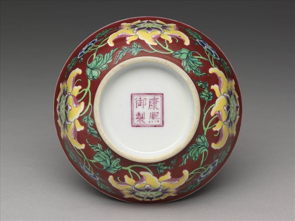 琺瑯彩紅地牡丹淺碗