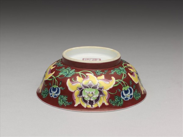 琺瑯彩紅地牡丹淺碗