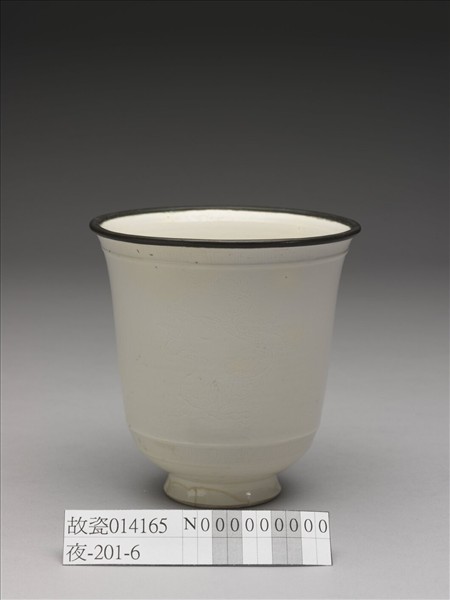 白瓷劃花龍鳳紋杯