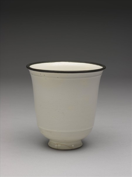 白瓷劃花龍鳳紋杯