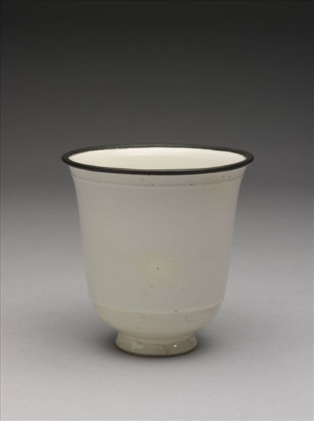 白瓷劃花龍鳳紋杯