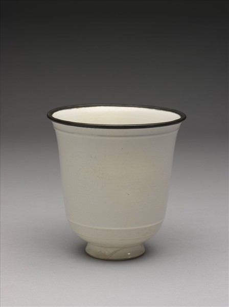 白瓷劃花龍鳳紋杯