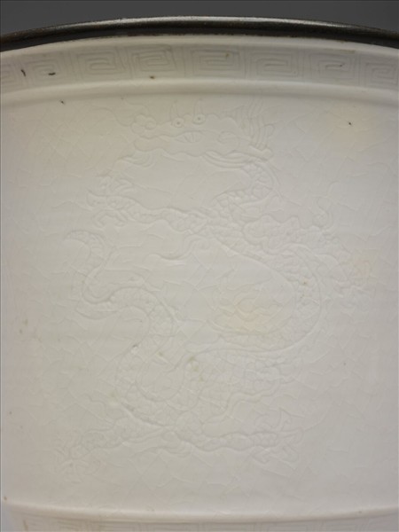 白瓷劃花龍鳳紋杯