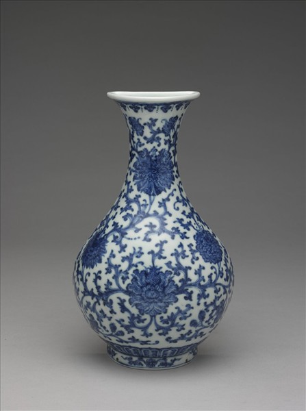 青花番蓮紋掛瓶