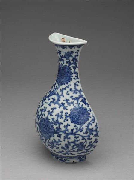 青花番蓮紋掛瓶