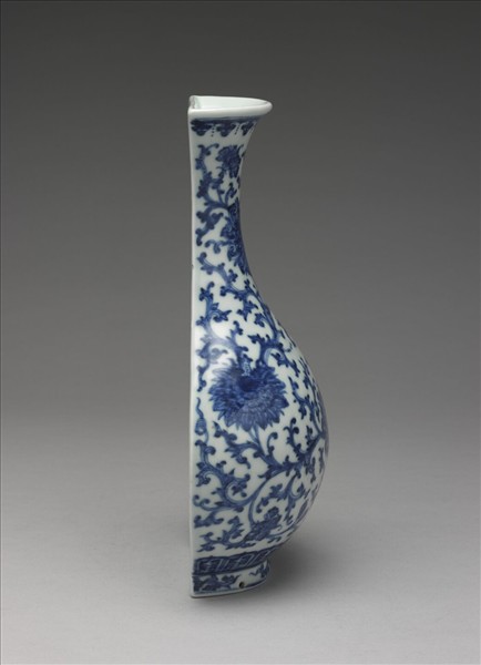 青花番蓮紋掛瓶