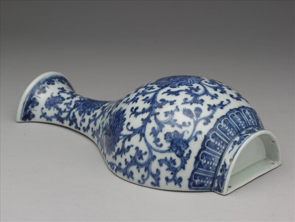 青花番蓮紋掛瓶