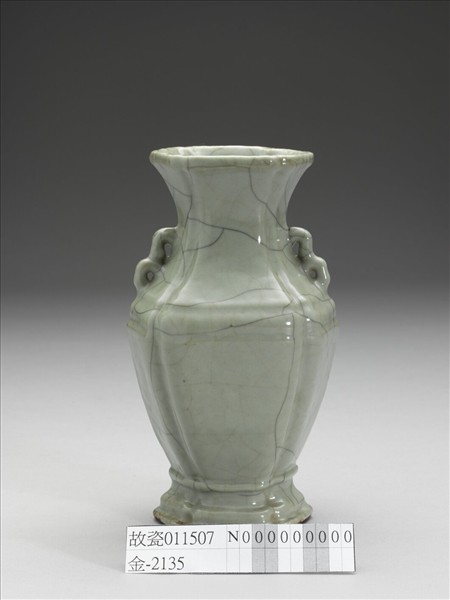 仿官釉青瓷海棠式瓶