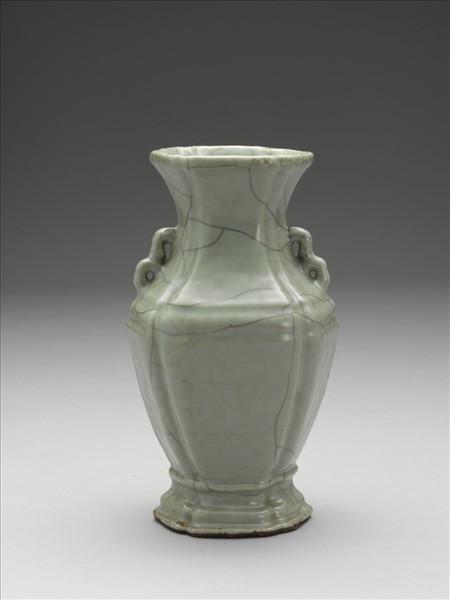 仿官釉青瓷海棠式瓶