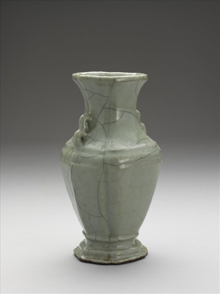 仿官釉青瓷海棠式瓶