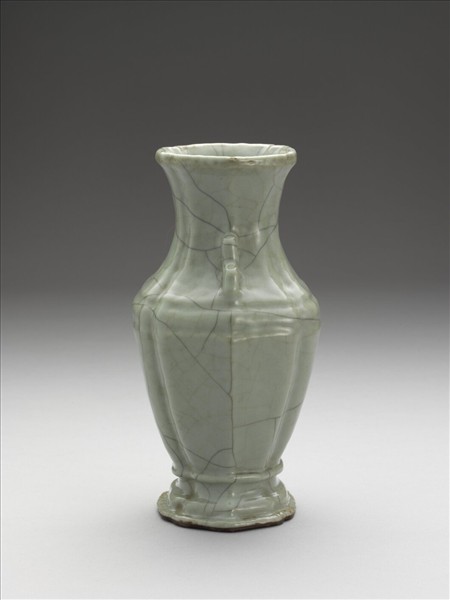 仿官釉青瓷海棠式瓶