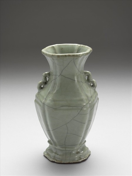 仿官釉青瓷海棠式瓶