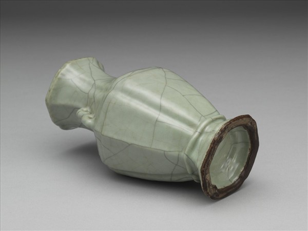 仿官釉青瓷海棠式瓶