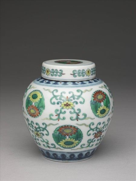 鬥彩菊花紋蓋罐