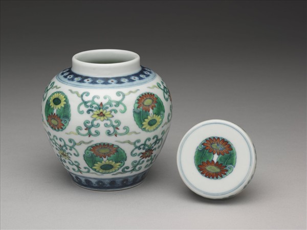 鬥彩菊花紋蓋罐