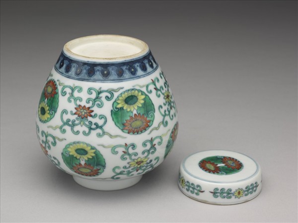 鬥彩菊花紋蓋罐