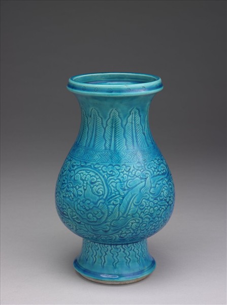 孔雀綠釉劃花螭紋瓶